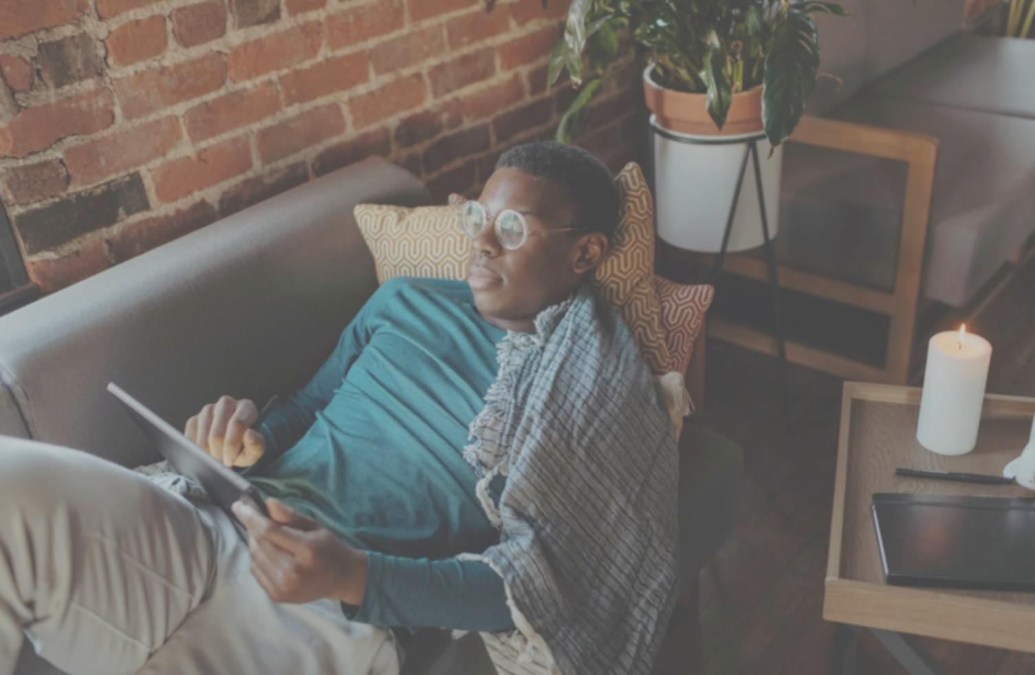 Person arbeitet konzentriert an Finanzplanung am Computer