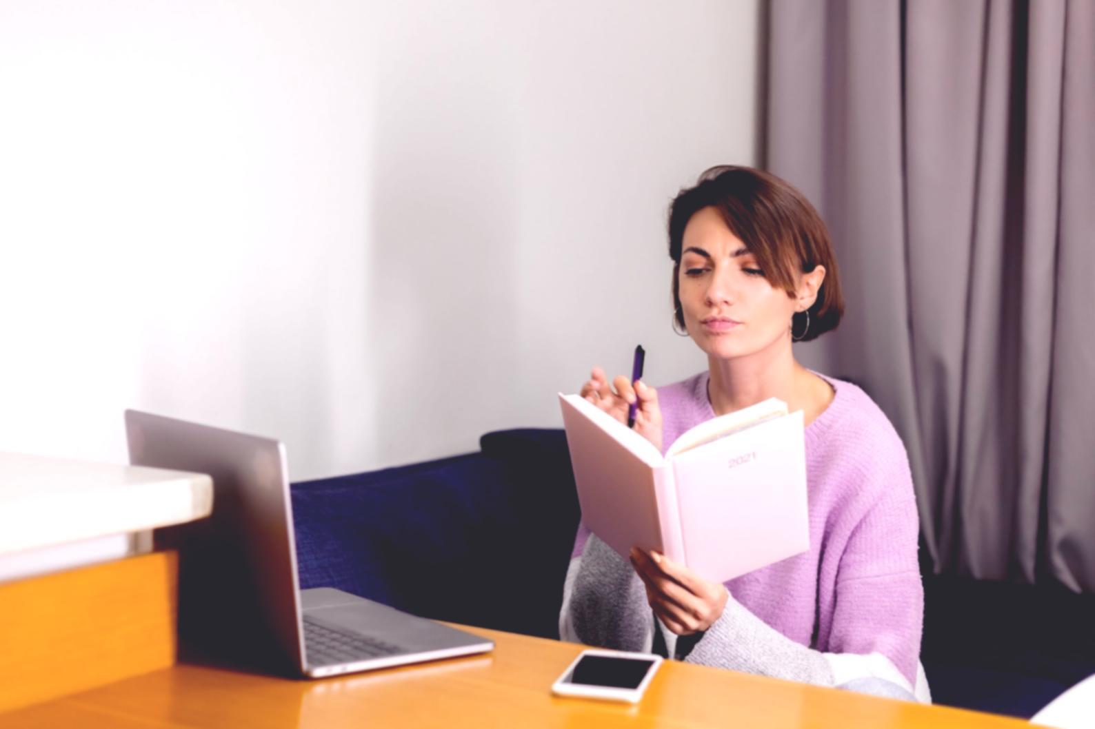 Praktische Finanzplanung mit Dokumenten und Taschenrechner