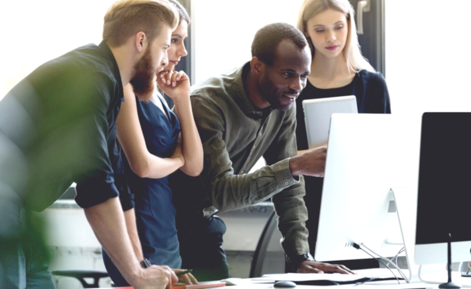 Gut organisierte Finanzunterlagen und Tools auf einem Schreibtisch